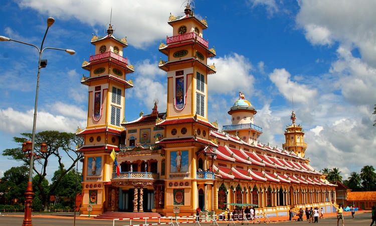 Day tour - Cao Dai Temple & Cu Chi Tunnels